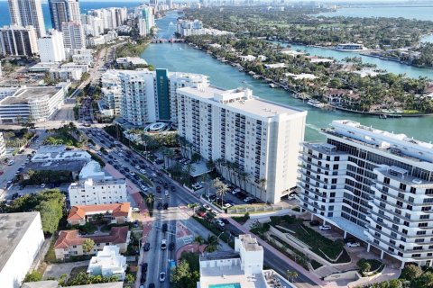 Condo in Miami Beach, Florida, 2 bedrooms  № 1935087 - photo 11
