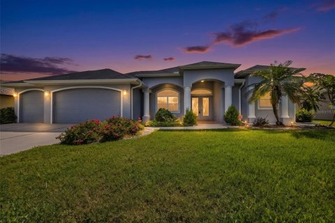 House in Port Charlotte, Florida 3 bedrooms, 206.24 sq.m. № 2323031