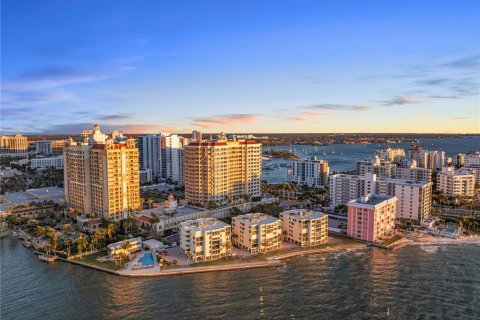 Condo in Sarasota, Florida, 3 bedrooms № 2155698 - photo 1