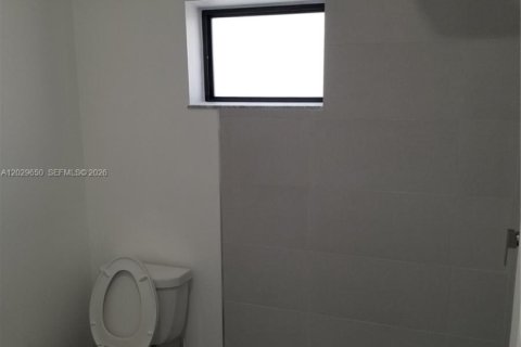 Снять в аренду виллу или дом в Майами, Флорида 2 спальни, 72.74м2, № 2077821 - фото 6