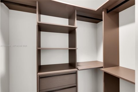 Condo in Miami, Florida, 1 bedroom  № 1990637 - photo 18