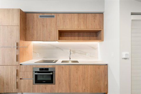 Condo in Miami, Florida, 1 bedroom  № 1990637 - photo 9