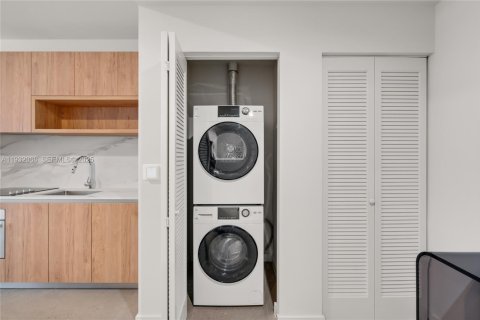 Condo in Miami, Florida, 1 bedroom  № 1990637 - photo 10