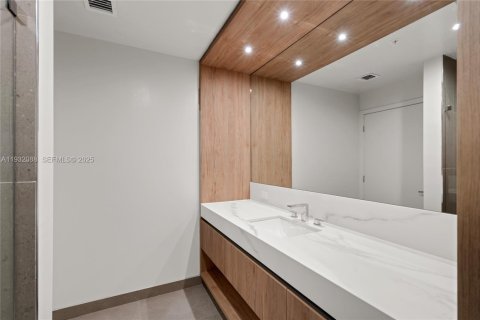 Condo in Miami, Florida, 1 bedroom  № 1990637 - photo 15