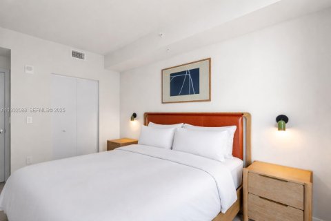 Condo in Miami, Florida, 1 bedroom  № 1990637 - photo 13