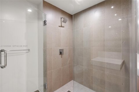 Condo in Miami, Florida, 1 bedroom  № 1990637 - photo 17