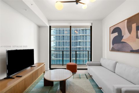 Condo in Miami, Florida, 1 bedroom  № 1990637 - photo 2