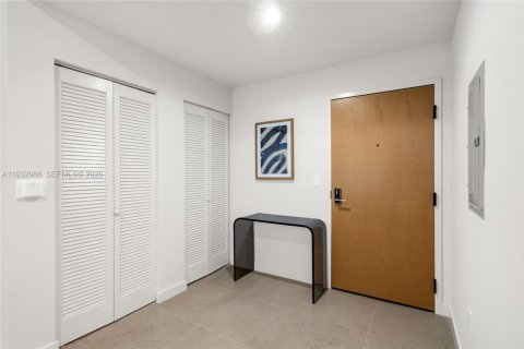 Condo in Miami, Florida, 1 bedroom  № 1990637 - photo 19