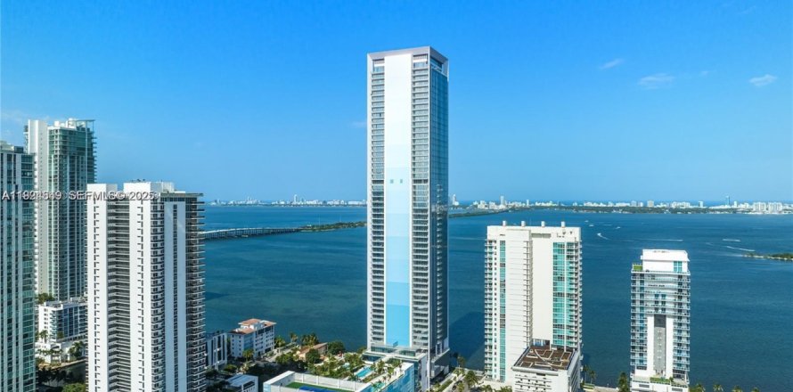 Кондоминиум с 2 спальнями в Майами, Флорида № 1983087