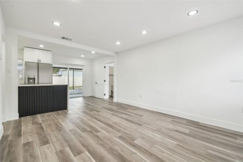 House in Tampa, Florida 4 bedrooms, 140.38 sq.m. № 1841542 - photo 7