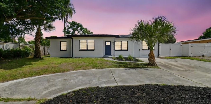 House in Tampa, Florida 4 bedrooms, 140.38 sq.m. № 1841542