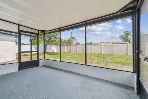 House in Tampa, Florida 4 bedrooms, 140.38 sq.m. № 1841542 - photo 22