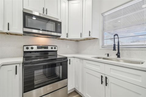 House in Tampa, Florida 4 bedrooms, 140.38 sq.m. № 1841542 - photo 11