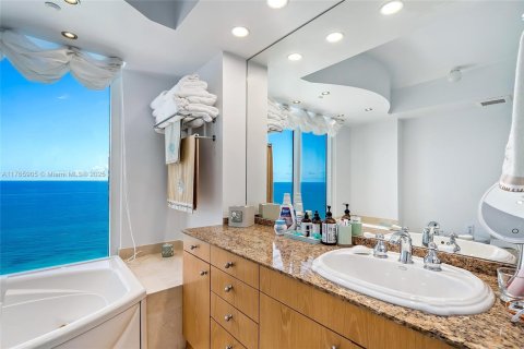 Condo in Sunny Isles Beach, Florida, 3 bedrooms  № 1863200 - photo 25