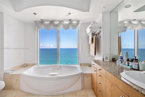 Condo in Sunny Isles Beach, Florida, 3 bedrooms  № 1863200 - photo 24