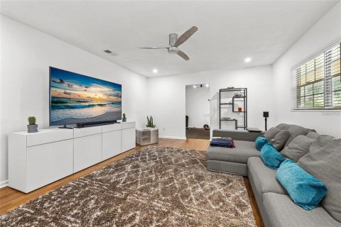Villa ou maison à louer à Gainesville, Floride: 4 chambres, 196.21 m2 № 2389222 - photo 4