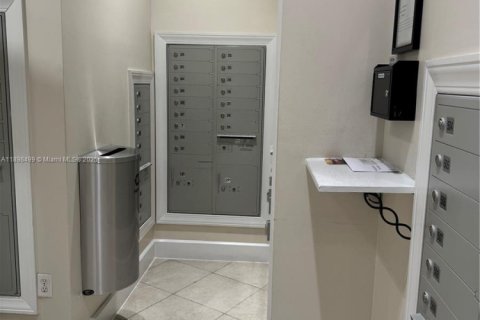 Condo in Hollywood, Florida, 3 bedrooms  № 1951331 - photo 12