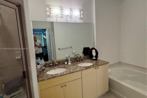 Condo in Hollywood, Florida, 3 bedrooms  № 1951331 - photo 19