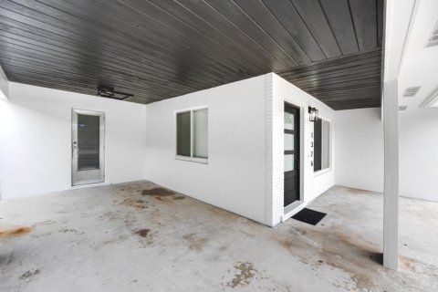 House in Lake Worth, Florida 2 bedrooms, 116.69 sq.m. № 1161735 - photo 1