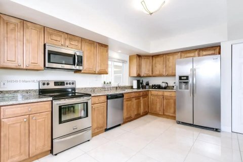 House in Hollywood, Florida 5 bedrooms, 255.85 sq.m. № 1849205 - photo 8