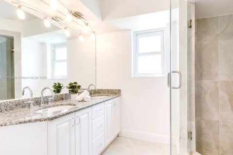 House in Hollywood, Florida 5 bedrooms, 255.85 sq.m. № 1849205 - photo 18