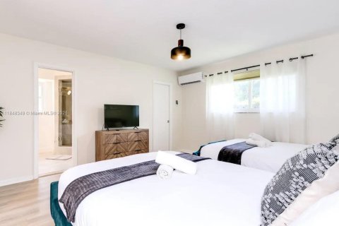 House in Hollywood, Florida 5 bedrooms, 255.85 sq.m. № 1849205 - photo 12