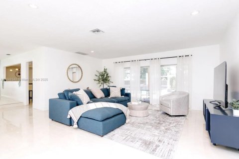 House in Hollywood, Florida 5 bedrooms, 255.85 sq.m. № 1849205 - photo 4