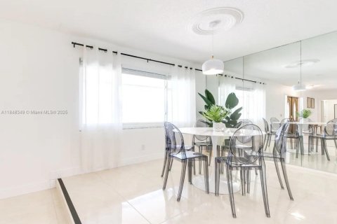 House in Hollywood, Florida 5 bedrooms, 255.85 sq.m. № 1849205 - photo 5