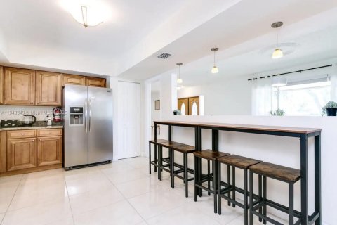 House in Hollywood, Florida 5 bedrooms, 255.85 sq.m. № 1849205 - photo 10