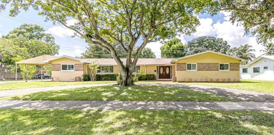 House in Hollywood, Florida 5 bedrooms, 255.85 sq.m. № 1849205