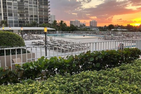 Condominio en venta en Hallandale Beach, Florida, 1 dormitorio, 80.82 m2 № 2032904 - foto 14