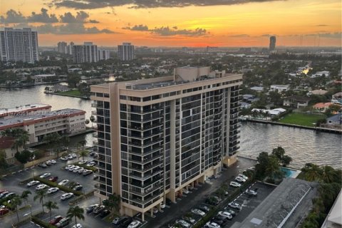 Condominio en venta en Hallandale Beach, Florida, 1 dormitorio, 80.82 m2 № 2032904 - foto 17