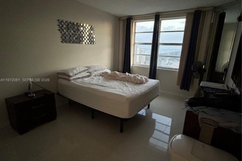 Condominio en venta en Hallandale Beach, Florida, 1 dormitorio, 80.82 m2 № 2032904 - foto 25
