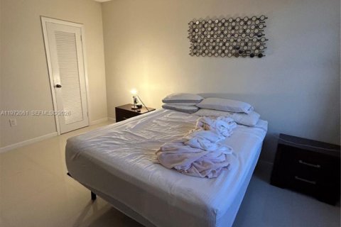 Condominio en venta en Hallandale Beach, Florida, 1 dormitorio, 80.82 m2 № 2032904 - foto 27