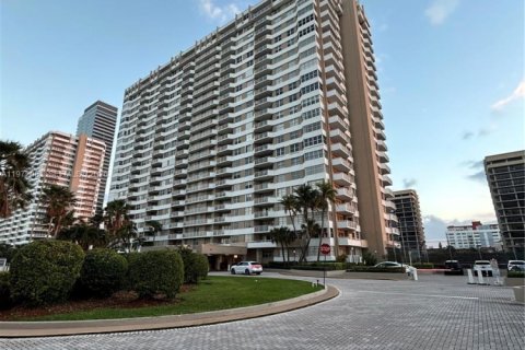 Condominio en venta en Hallandale Beach, Florida, 1 dormitorio, 80.82 m2 № 2032904 - foto 12