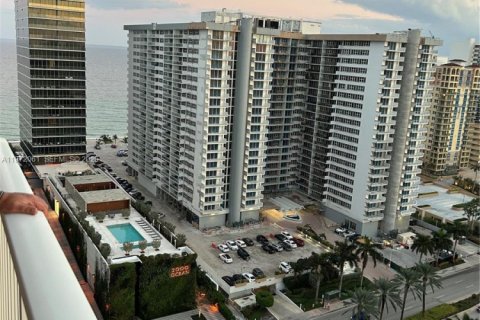 Condominio en venta en Hallandale Beach, Florida, 1 dormitorio, 80.82 m2 № 2032904 - foto 18