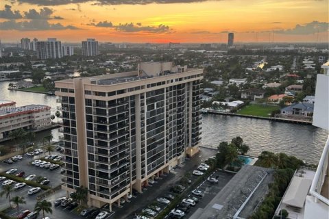Condominio en venta en Hallandale Beach, Florida, 1 dormitorio, 80.82 m2 № 2032904 - foto 2