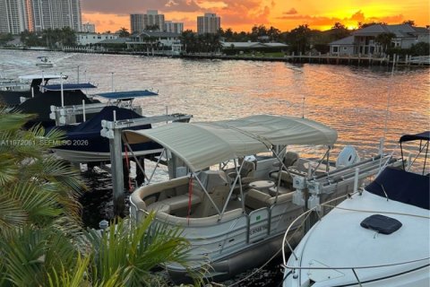 Condominio en venta en Hallandale Beach, Florida, 1 dormitorio, 80.82 m2 № 2032904 - foto 10