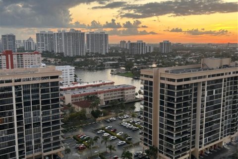 Condominio en venta en Hallandale Beach, Florida, 1 dormitorio, 80.82 m2 № 2032904 - foto 3