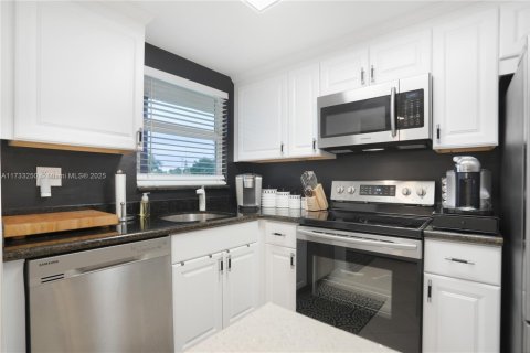 Condo in Sunrise, Florida, 2 bedrooms  № 1865260 - photo 13