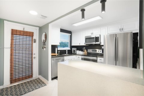 Condo in Sunrise, Florida, 2 bedrooms  № 1865260 - photo 15