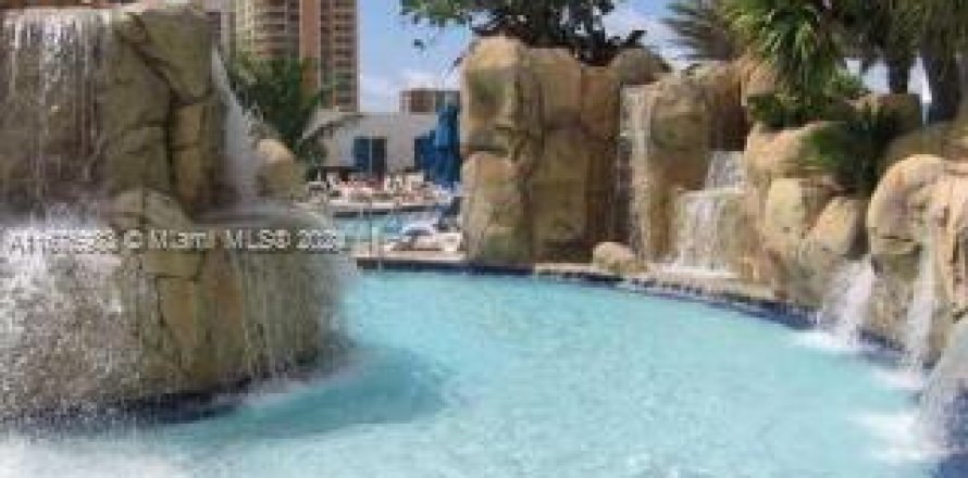 Studio in the Condo in Sunny Isles Beach, Florida № 1865123