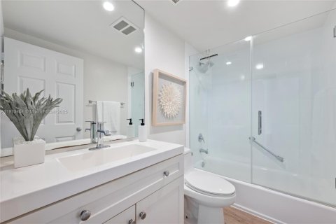 Купить кондоминиум в Бей-Харбор-Айлендс, Флорида 1 спальня, 88.26м2, № 1969835 - фото 20