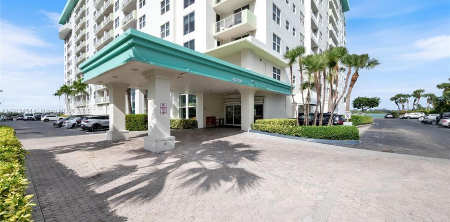 Кондоминиум с 1 спальней в Бей-Харбор-Айлендс, Флорида № 1969835