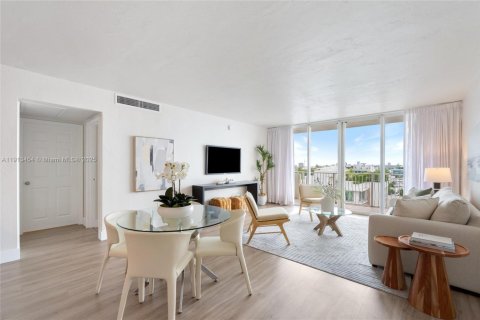 Купить кондоминиум в Бей-Харбор-Айлендс, Флорида 1 спальня, 88.26м2, № 1969835 - фото 10