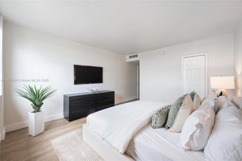 Купить кондоминиум в Бей-Харбор-Айлендс, Флорида 1 спальня, 88.26м2, № 1969835 - фото 12