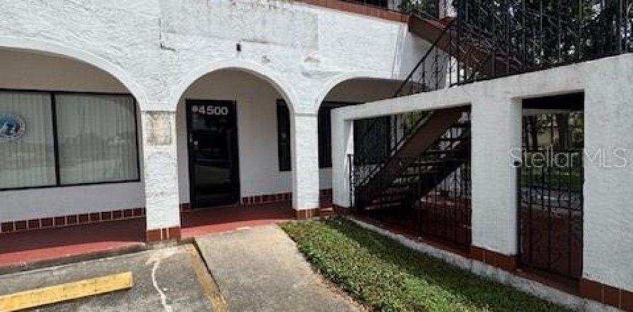 Propiedad comercial en Spring Hill, Florida 90.02 m2 № 1778250