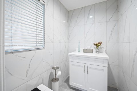 House in Weston, Florida 5 bedrooms, 242.2 sq.m. № 2015430 - photo 18