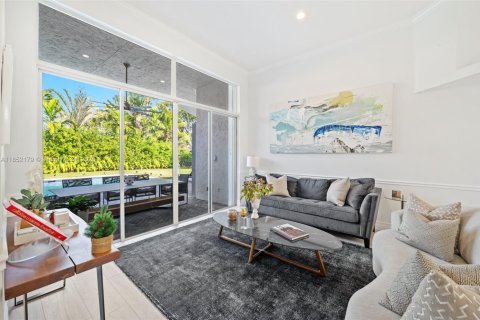 House in Weston, Florida 5 bedrooms, 242.2 sq.m. № 2015430 - photo 5