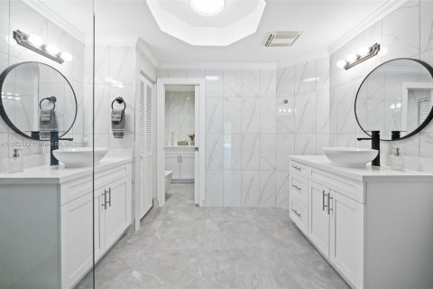 House in Weston, Florida 5 bedrooms, 242.2 sq.m. № 2015430 - photo 16